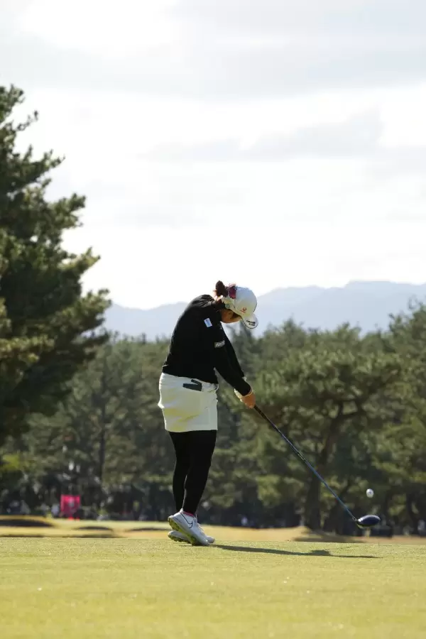 三ヶ島かなのドライバースイング（後方）連続写真【2021年JLPGAツアーチャンピオンシップリコーカップ】