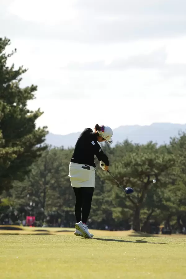 三ヶ島かなのドライバースイング（後方）連続写真【2021年JLPGAツアーチャンピオンシップリコーカップ】