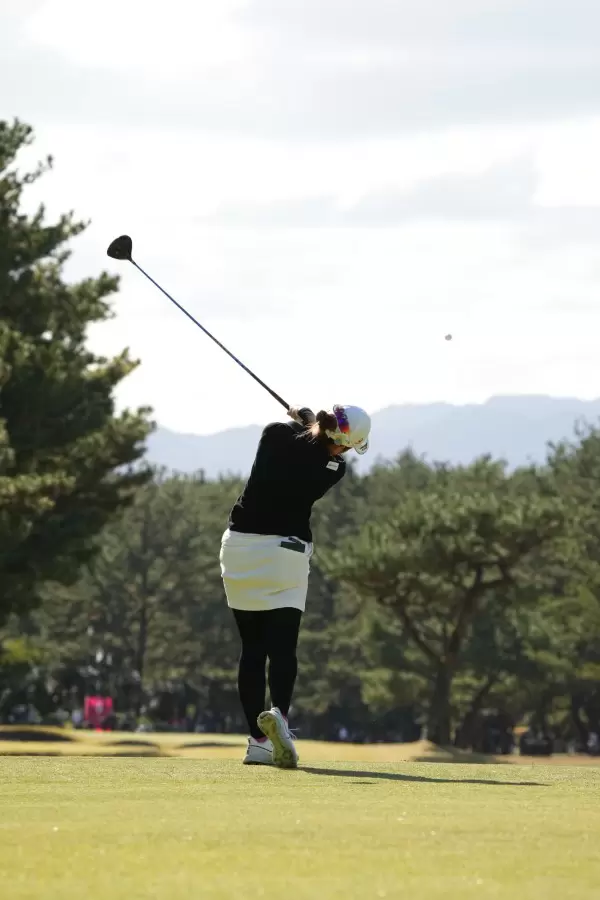 三ヶ島かなのドライバースイング（後方）連続写真【2021年JLPGAツアーチャンピオンシップリコーカップ】