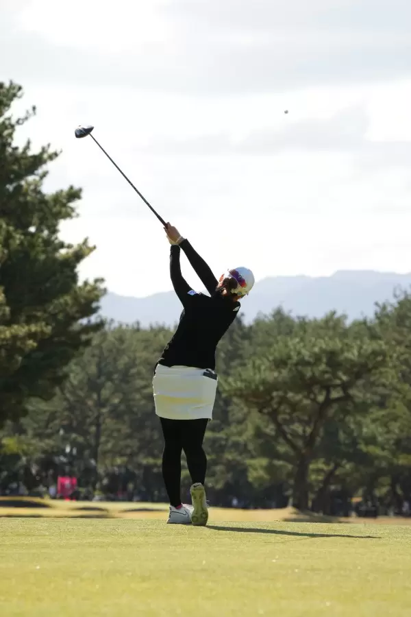 三ヶ島かなのドライバースイング（後方）連続写真【2021年JLPGAツアーチャンピオンシップリコーカップ】