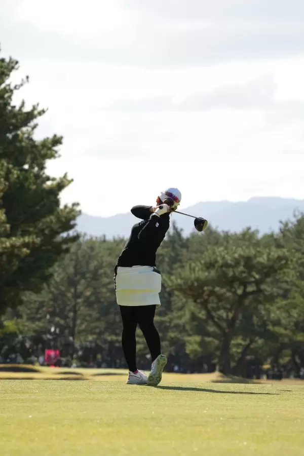 三ヶ島かなのドライバースイング（後方）連続写真【2021年JLPGAツアーチャンピオンシップリコーカップ】