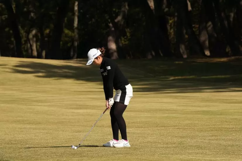 三ヶ島かなのアイアンスイング（斜め前方）連続写真【2021年JLPGAツアーチャンピオンシップリコーカップ】