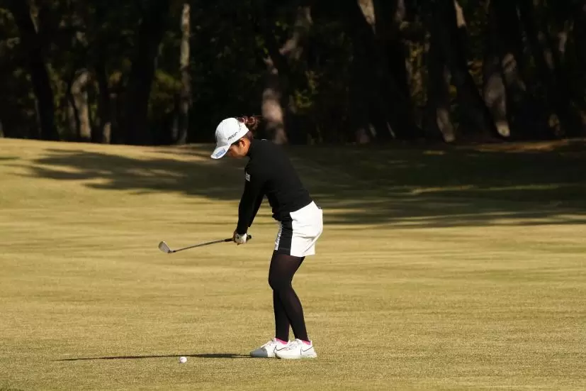 三ヶ島かなのアイアンスイング（斜め前方）連続写真【2021年JLPGAツアーチャンピオンシップリコーカップ】