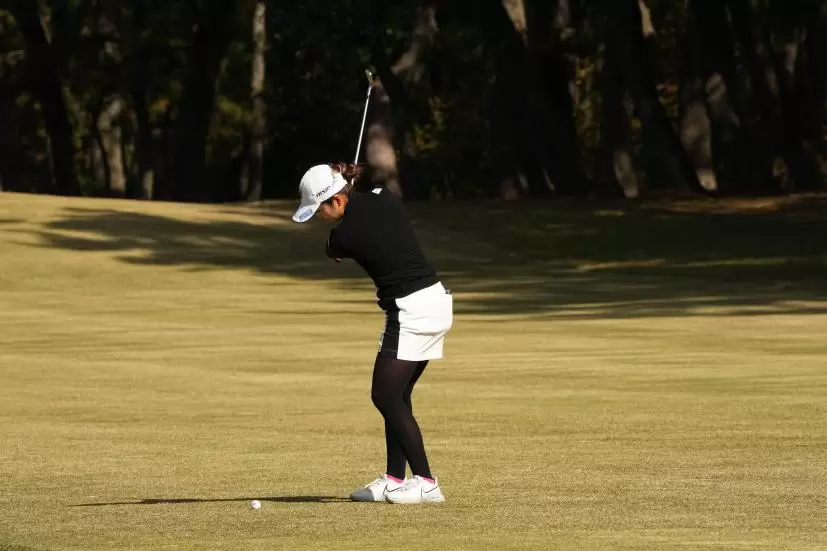 三ヶ島かなのアイアンスイング（斜め前方）連続写真【2021年JLPGAツアーチャンピオンシップリコーカップ】