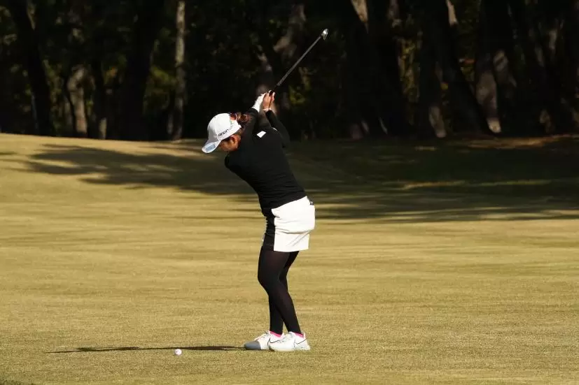 三ヶ島かなのアイアンスイング（斜め前方）連続写真【2021年JLPGAツアーチャンピオンシップリコーカップ】