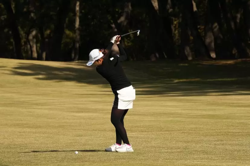 三ヶ島かなのアイアンスイング（斜め前方）連続写真【2021年JLPGAツアーチャンピオンシップリコーカップ】