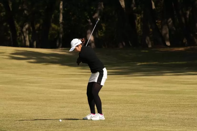 三ヶ島かなのアイアンスイング（斜め前方）連続写真【2021年JLPGAツアーチャンピオンシップリコーカップ】