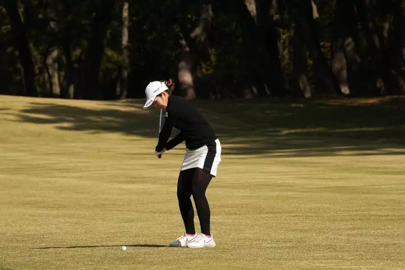 三ヶ島かなのアイアンスイング（斜め前方）連続写真【2021年JLPGAツアーチャンピオンシップリコーカップ】