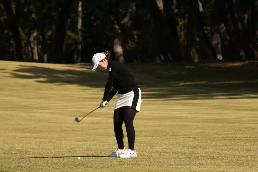 三ヶ島かなのアイアンスイング（斜め前方）連続写真【2021年JLPGAツアーチャンピオンシップリコーカップ】