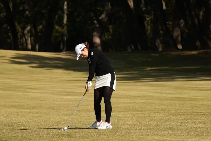 三ヶ島かなのアイアンスイング（斜め前方）連続写真【2021年JLPGAツアーチャンピオンシップリコーカップ】