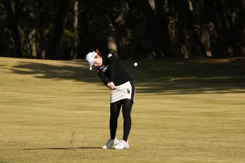 三ヶ島かなのアイアンスイング（斜め前方）連続写真【2021年JLPGAツアーチャンピオンシップリコーカップ】