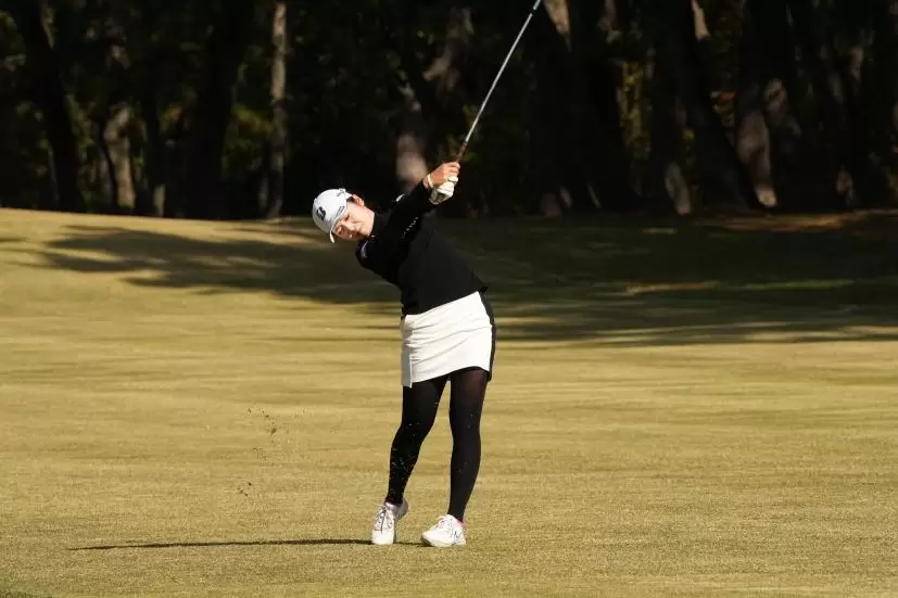 三ヶ島かなのアイアンスイング（斜め前方）連続写真【2021年JLPGAツアーチャンピオンシップリコーカップ】