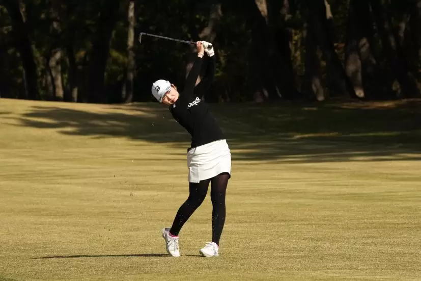 三ヶ島かなのアイアンスイング（斜め前方）連続写真【2021年JLPGAツアーチャンピオンシップリコーカップ】