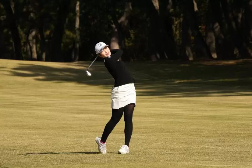 三ヶ島かなのアイアンスイング（斜め前方）連続写真【2021年JLPGAツアーチャンピオンシップリコーカップ】