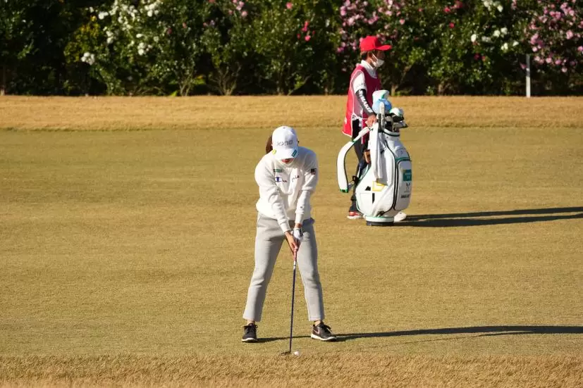 勝みなみのフェアウェイウッドスイング（前方）連続写真【2021年JLPGAツアーチャンピオンシップリコーカップ】