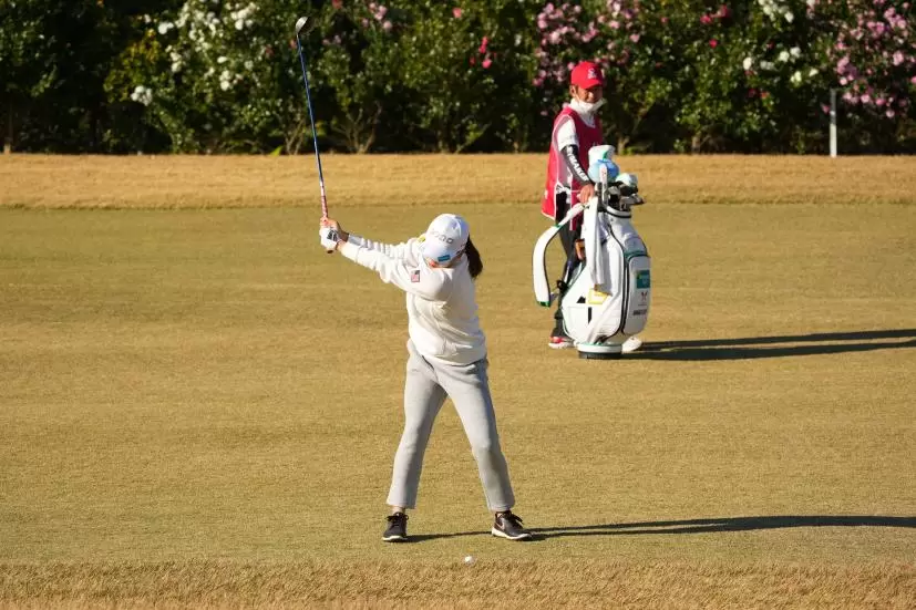 勝みなみのフェアウェイウッドスイング（前方）連続写真【2021年JLPGAツアーチャンピオンシップリコーカップ】