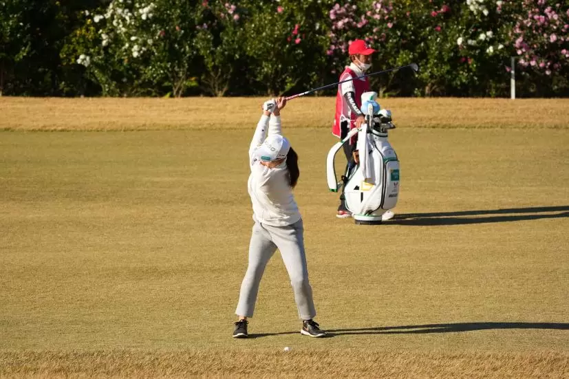 勝みなみのフェアウェイウッドスイング（前方）連続写真【2021年JLPGAツアーチャンピオンシップリコーカップ】