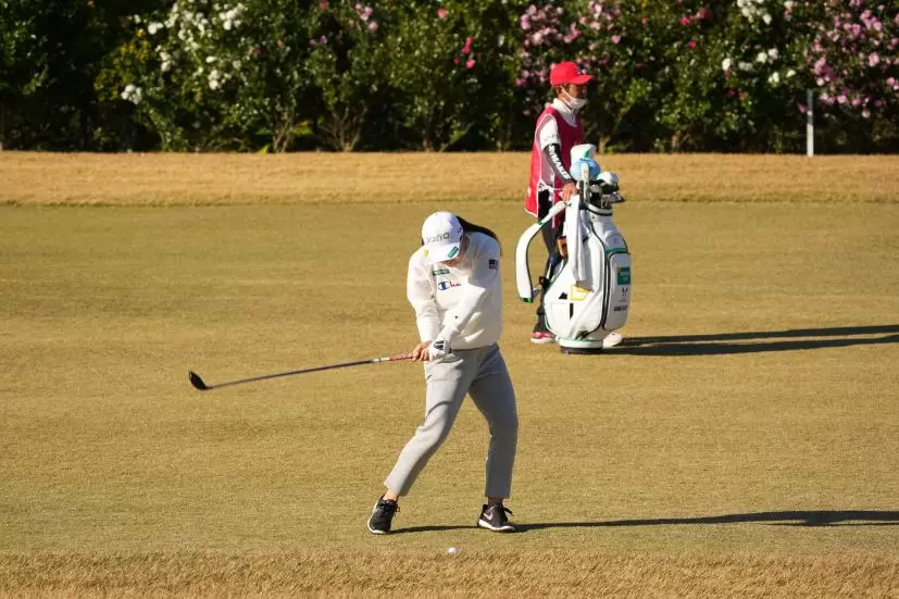 勝みなみのフェアウェイウッドスイング（前方）連続写真【2021年JLPGAツアーチャンピオンシップリコーカップ】