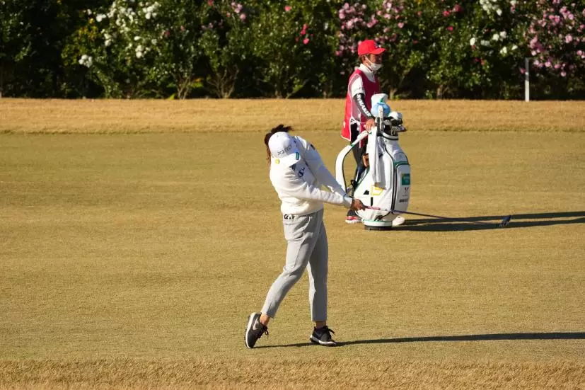 勝みなみのフェアウェイウッドスイング（前方）連続写真【2021年JLPGAツアーチャンピオンシップリコーカップ】