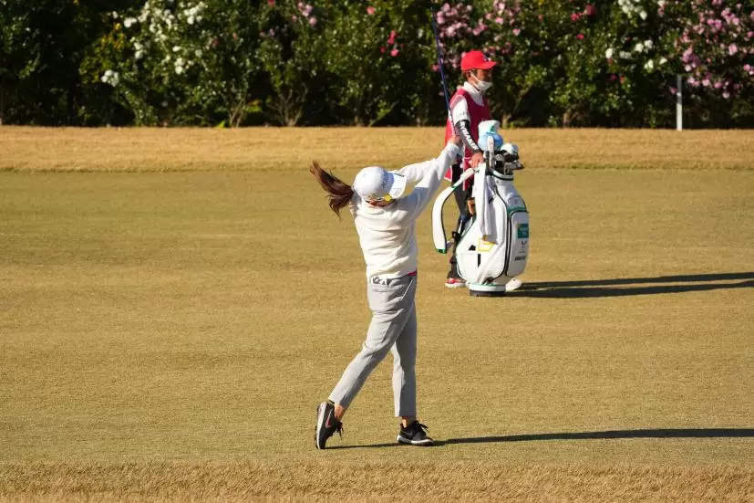 勝みなみのフェアウェイウッドスイング（前方）連続写真【2021年JLPGAツアーチャンピオンシップリコーカップ】