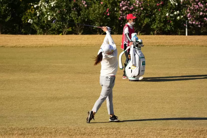 勝みなみのフェアウェイウッドスイング（前方）連続写真【2021年JLPGAツアーチャンピオンシップリコーカップ】