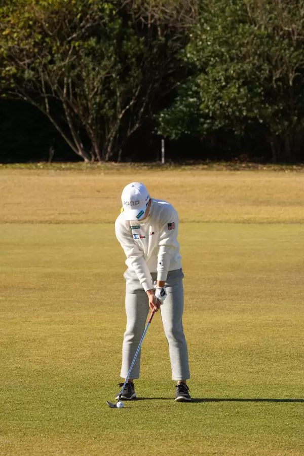 勝みなみのアイアンスイング（前方）連続写真【2021年JLPGAツアーチャンピオンシップリコーカップ】