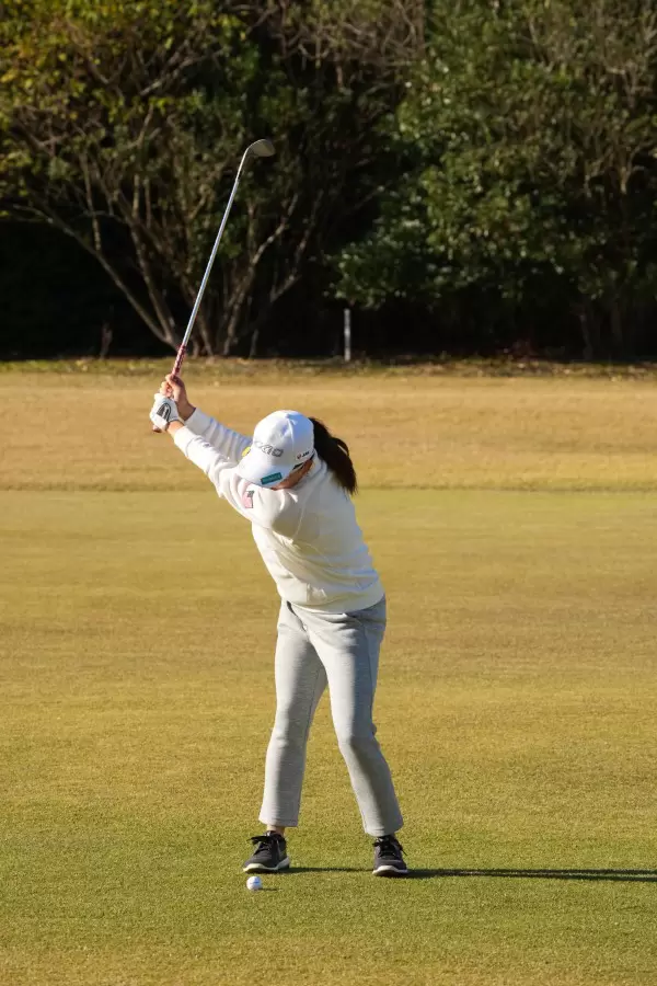 勝みなみのアイアンスイング（前方）連続写真【2021年JLPGAツアーチャンピオンシップリコーカップ】