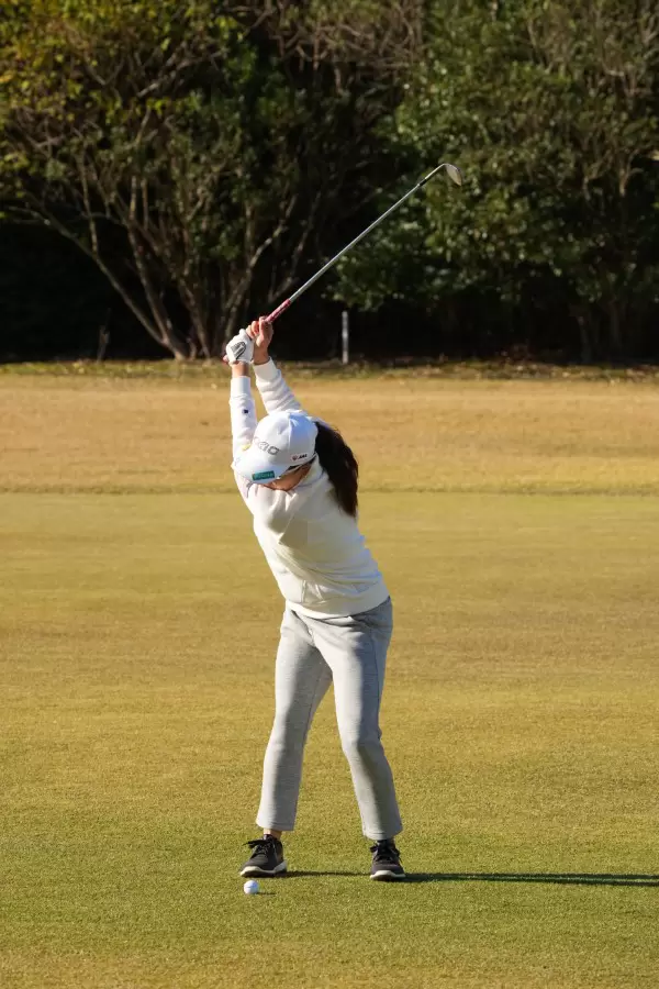 勝みなみのアイアンスイング（前方）連続写真【2021年JLPGAツアーチャンピオンシップリコーカップ】