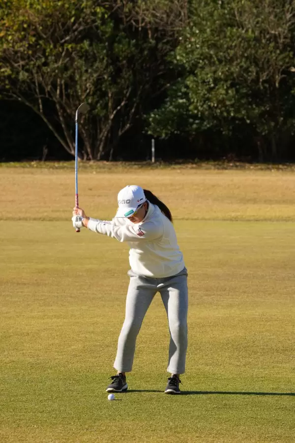 勝みなみのアイアンスイング（前方）連続写真【2021年JLPGAツアーチャンピオンシップリコーカップ】