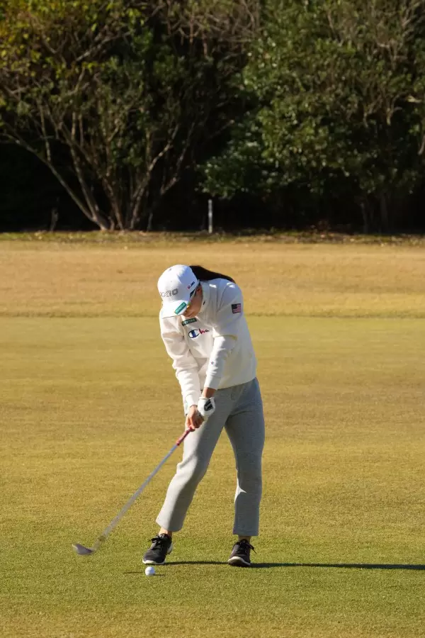 勝みなみのアイアンスイング（前方）連続写真【2021年JLPGAツアーチャンピオンシップリコーカップ】