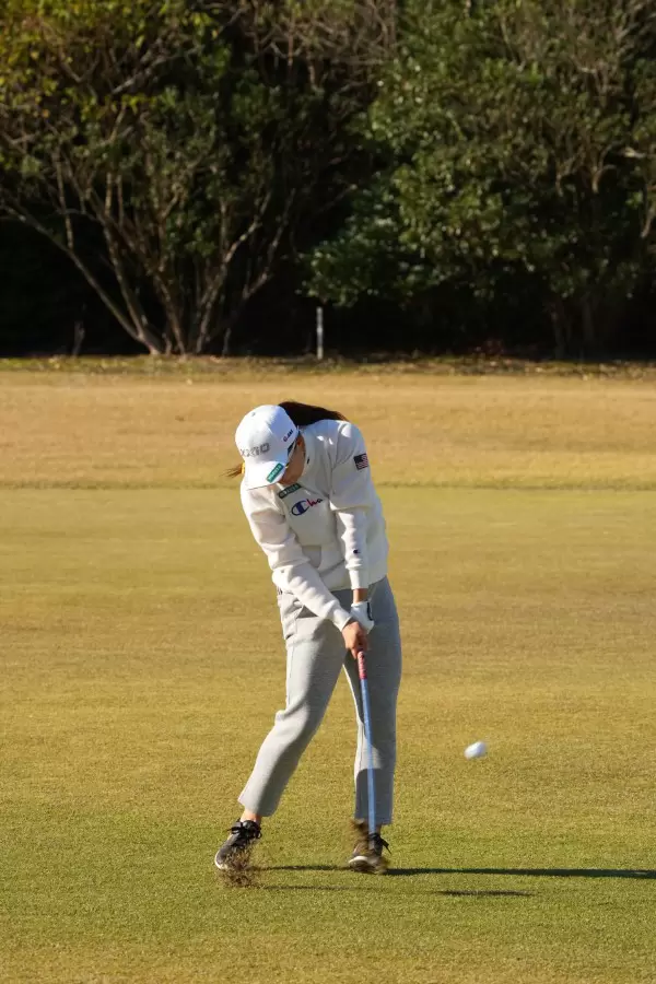 勝みなみのアイアンスイング（前方）連続写真【2021年JLPGAツアーチャンピオンシップリコーカップ】