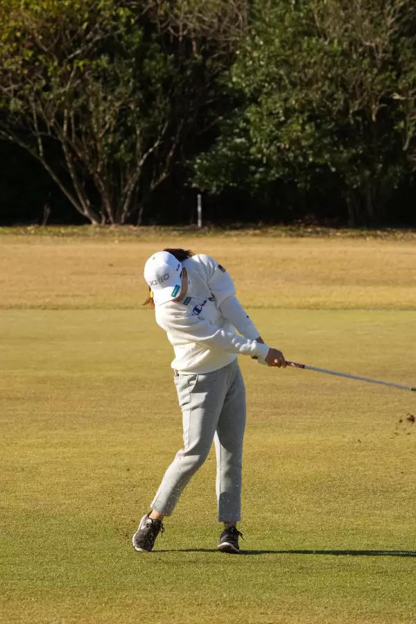 勝みなみのアイアンスイング（前方）連続写真【2021年JLPGAツアーチャンピオンシップリコーカップ】