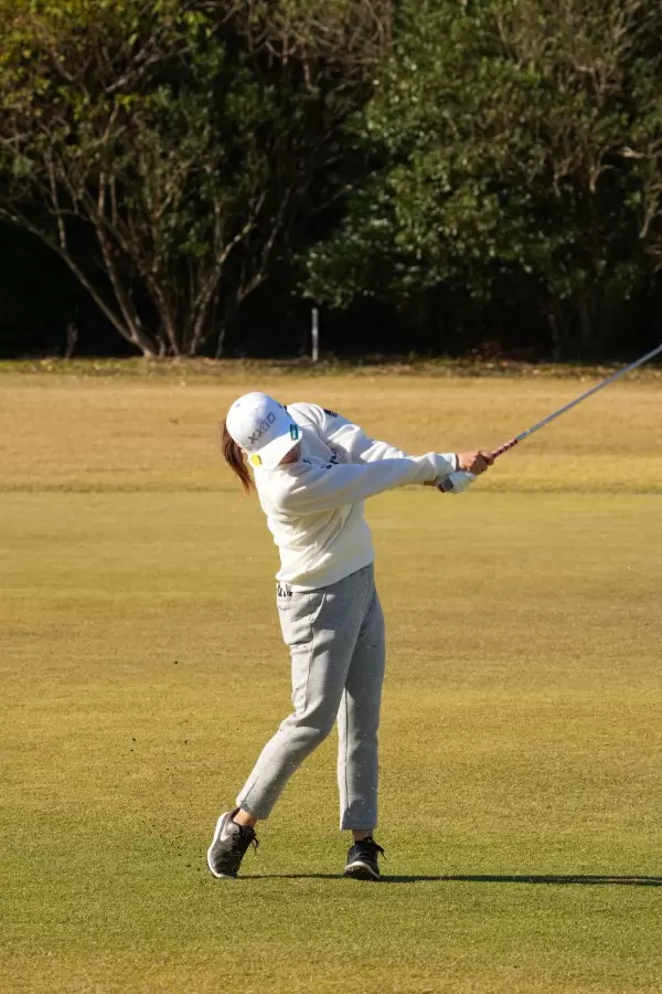 勝みなみのアイアンスイング（前方）連続写真【2021年JLPGAツアーチャンピオンシップリコーカップ】