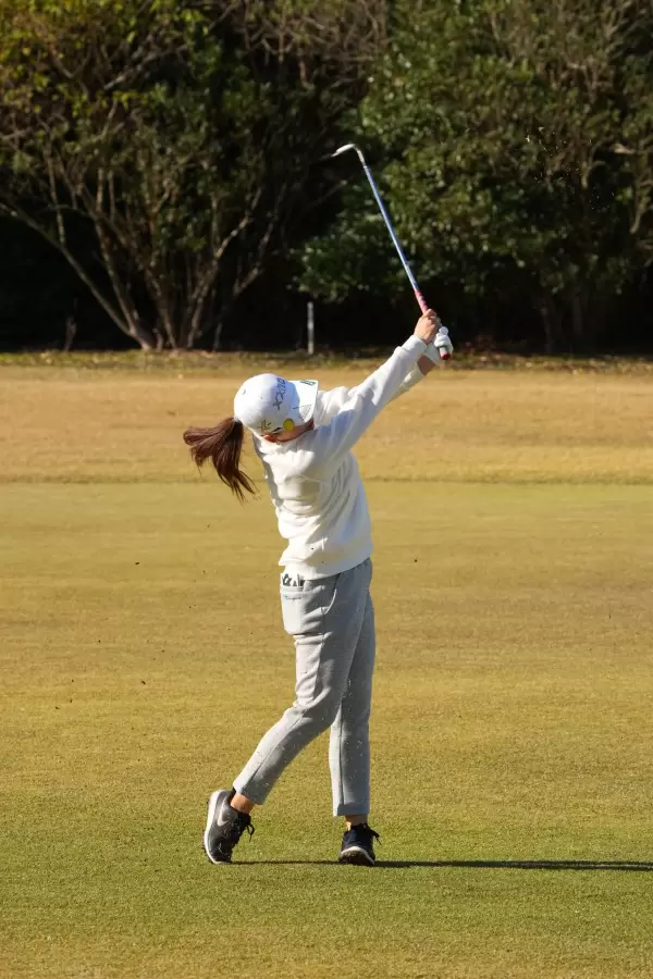 勝みなみのアイアンスイング（前方）連続写真【2021年JLPGAツアーチャンピオンシップリコーカップ】