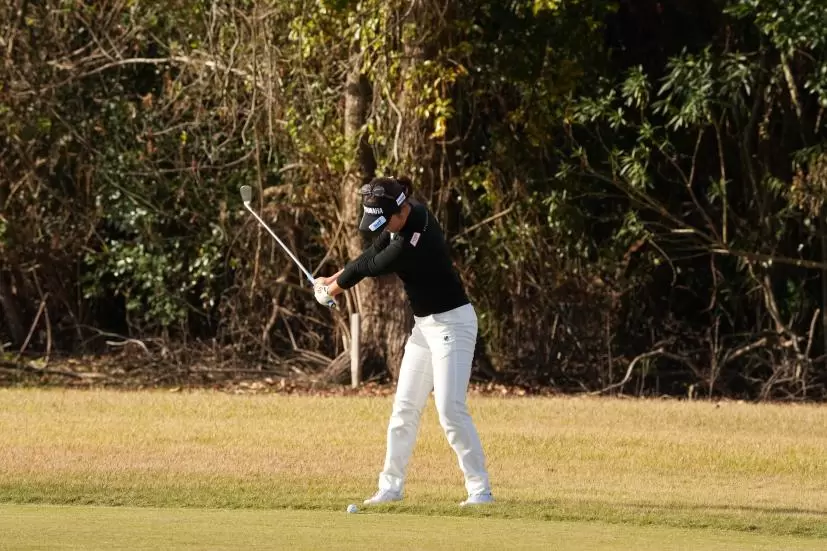 植竹希望のアイアンスイング（前方）連続写真【2021年JLPGAツアーチャンピオンシップリコーカップ】