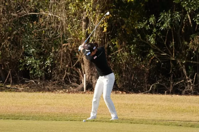 植竹希望のアイアンスイング（前方）連続写真【2021年JLPGAツアーチャンピオンシップリコーカップ】