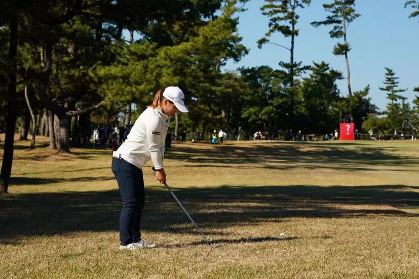 西郷真央のアイアンスイング（ラフ）連続写真【2021年JLPGAツアーチャンピオンシップリコーカップ】