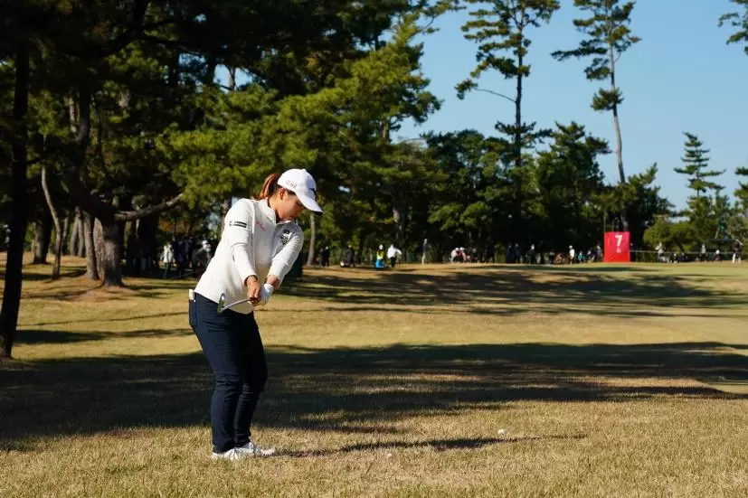 西郷真央のアイアンスイング（ラフ）連続写真【2021年JLPGAツアーチャンピオンシップリコーカップ】