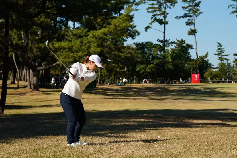 西郷真央のアイアンスイング（ラフ）連続写真【2021年JLPGAツアーチャンピオンシップリコーカップ】