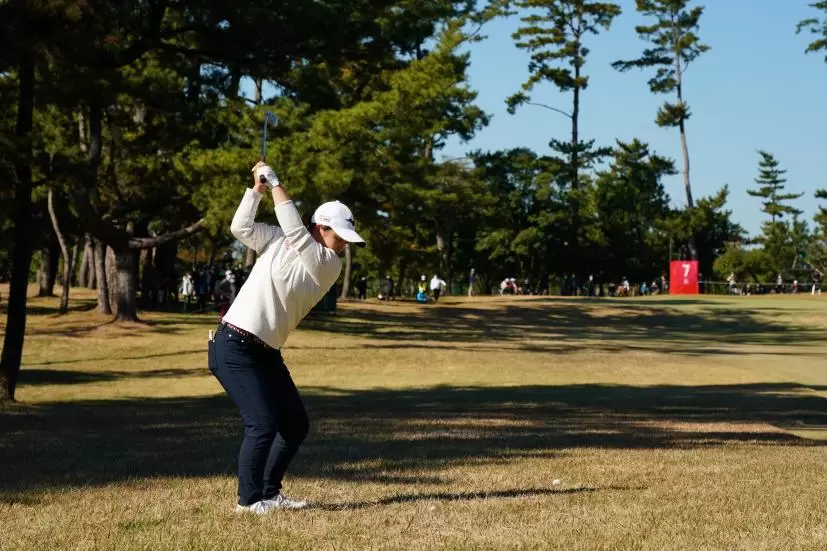 西郷真央のアイアンスイング（ラフ）連続写真【2021年JLPGAツアーチャンピオンシップリコーカップ】