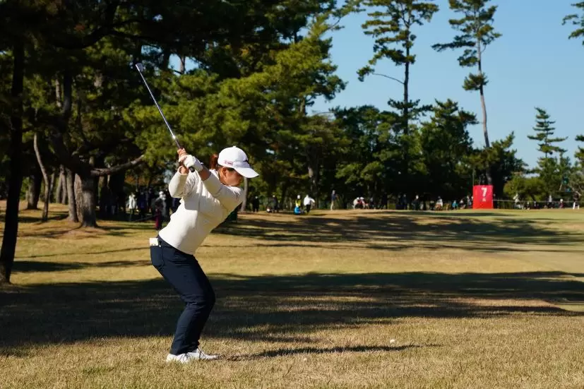 西郷真央のアイアンスイング（ラフ）連続写真【2021年JLPGAツアーチャンピオンシップリコーカップ】