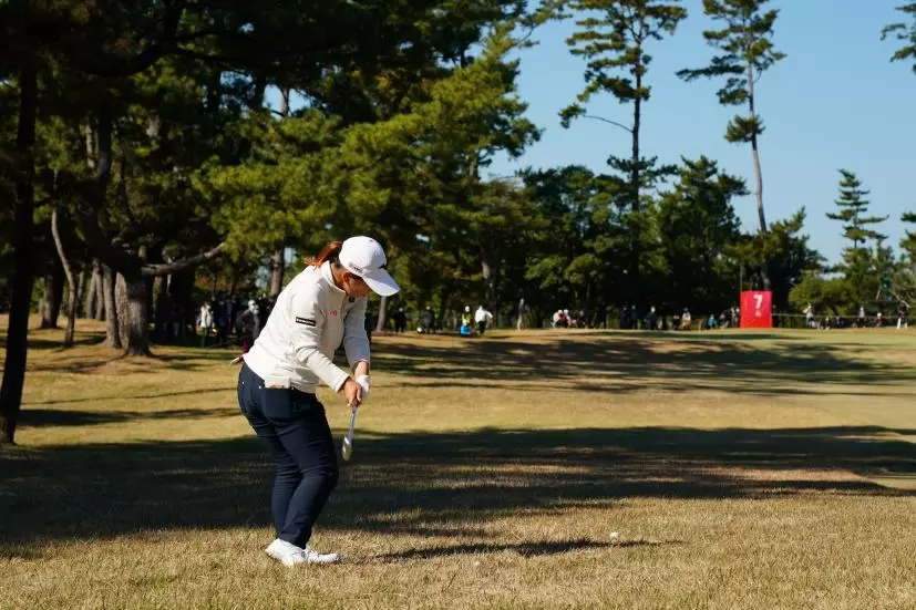 西郷真央のアイアンスイング（ラフ）連続写真【2021年JLPGAツアーチャンピオンシップリコーカップ】