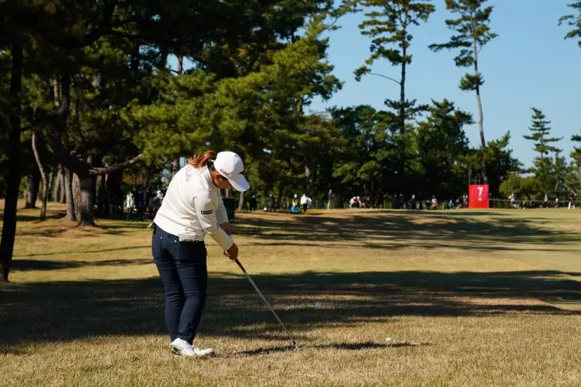 西郷真央のアイアンスイング（ラフ）連続写真【2021年JLPGAツアーチャンピオンシップリコーカップ】