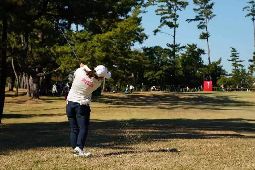 西郷真央のアイアンスイング（ラフ）連続写真【2021年JLPGAツアーチャンピオンシップリコーカップ】