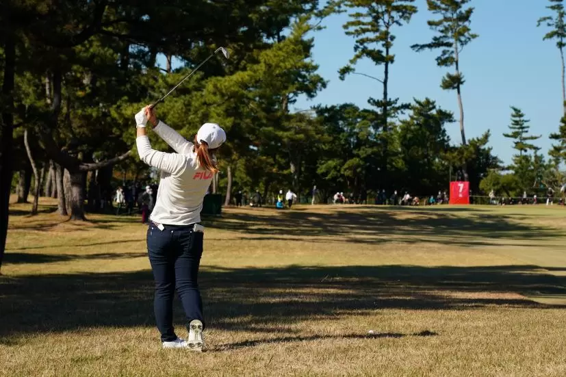 西郷真央のアイアンスイング（ラフ）連続写真【2021年JLPGAツアーチャンピオンシップリコーカップ】