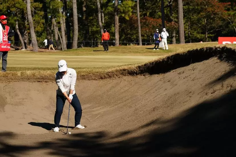 西郷真央のウェッジスイング（バンカー）連続写真【2021年JLPGAツアーチャンピオンシップリコーカップ】
