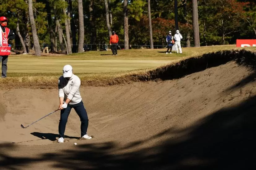 西郷真央のウェッジスイング（バンカー）連続写真【2021年JLPGAツアーチャンピオンシップリコーカップ】