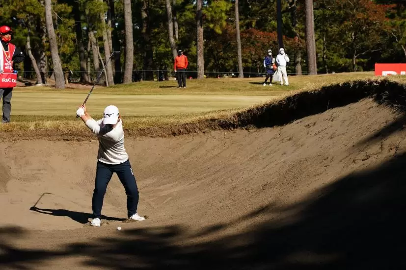 西郷真央のウェッジスイング（バンカー）連続写真【2021年JLPGAツアーチャンピオンシップリコーカップ】