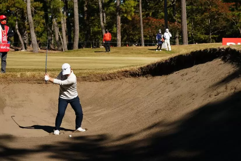 西郷真央のウェッジスイング（バンカー）連続写真【2021年JLPGAツアーチャンピオンシップリコーカップ】