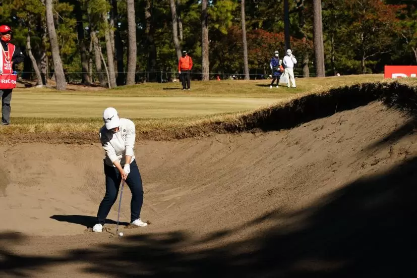 西郷真央のウェッジスイング（バンカー）連続写真【2021年JLPGAツアーチャンピオンシップリコーカップ】